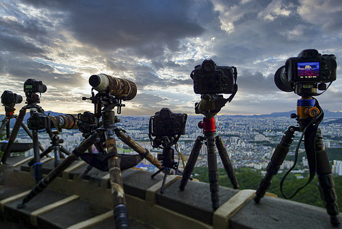 야경 촬영을 하기 위해 삼각대 위에 세워 놓은 카메라
