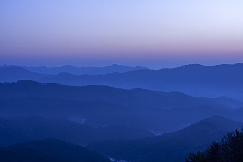 호명산의 여명