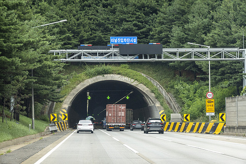 터널을 진입하는 차량들