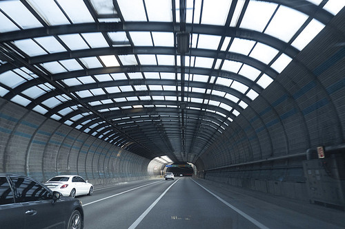 방음벽 터널 속을 달리는 자동차