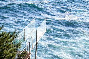 바닷가에 설치된 계단 조형물
