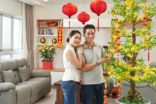 유토이미지 | Husband and wife decorating house for Tet celebration