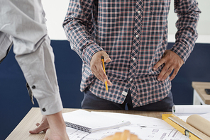 Cropped image of head architect conducting meeting with engineer and discussing project