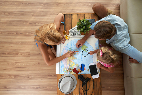 Family choosing in which country they will spend vacations