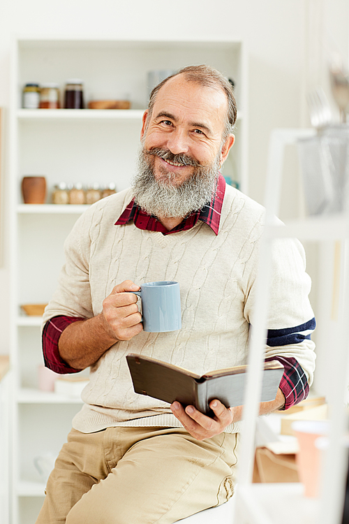 유토이미지 Portrait Of Bearded Senior Man Smiling Cheerfully At Camera