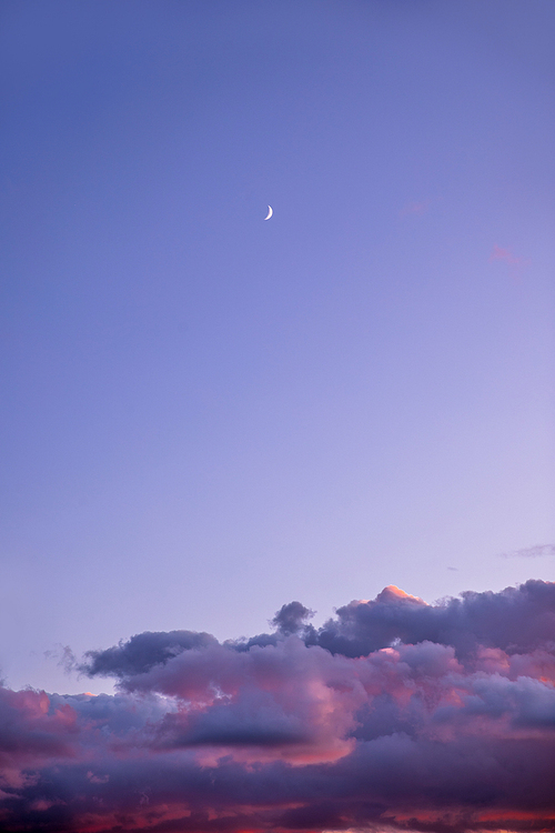 노을 속 구름과 달