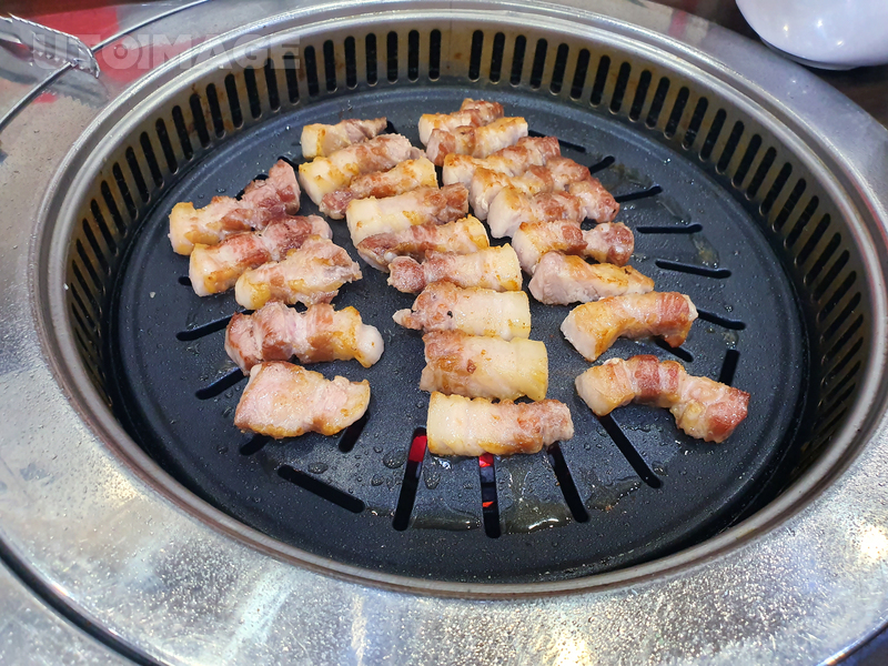 유토이미지 | 삼겹살 굽는 사진