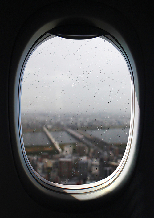 바행기 창문에서 바라본 비오는날 도시의 모습