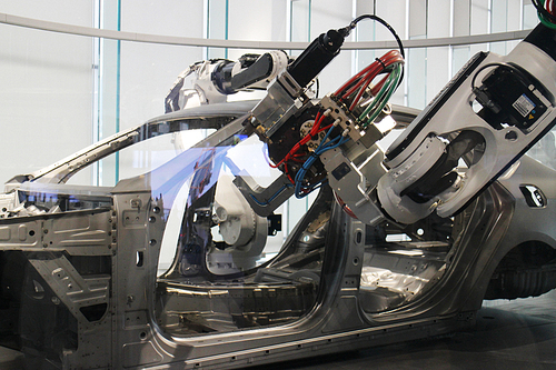 자동차를 만들고 있는 자동화 로봇 시스템