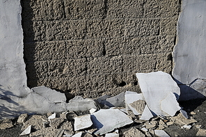 오래되어 붕괴된 시멘트 벽