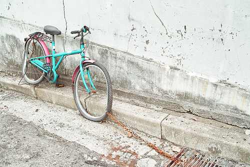 낡은 골목길 묶여있는 망가진 자전거 하나