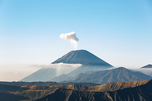 인도네시아 브로모 화산의 뒤쪽에 있는 세메루 화산
