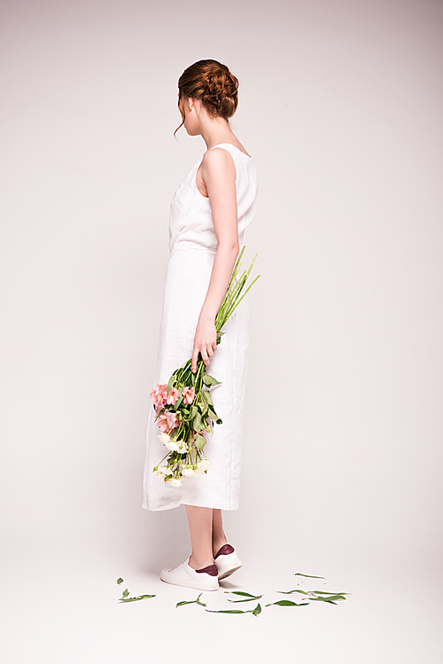 유토이미지 | side view of young woman in white dress holding beautiful ...
