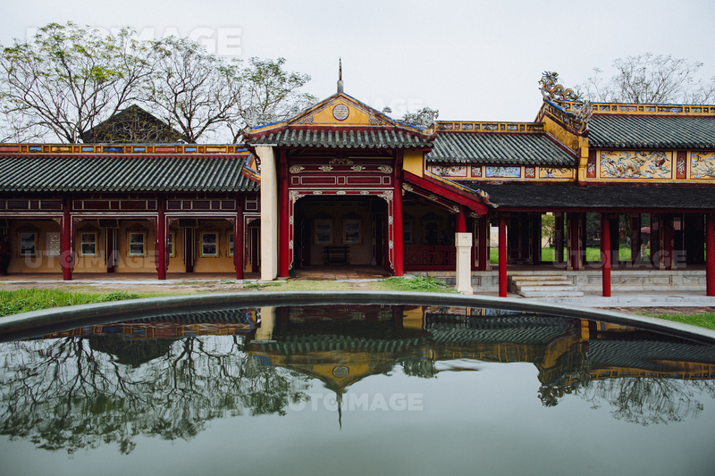 유토이미지 | traditional oriental architecture with reflection in calm pond, Hue, Vietnam