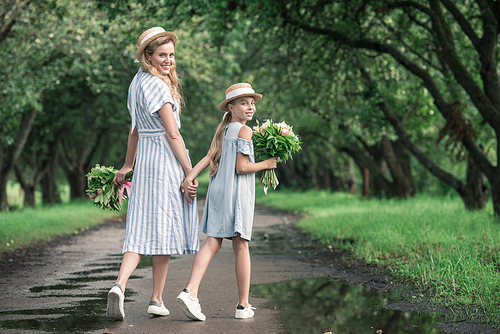 유토이미지 | stylish mother and blonde daughter in straw hats with flower ...