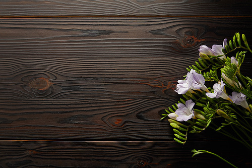 top view of violet floral bouquet on wooden table