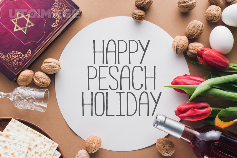 유토이미지 | top view of traditional book with text in hebrew and happy pesach holiday greeting