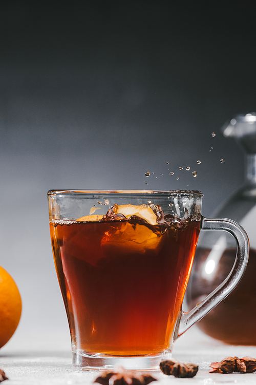 hot 홍차 in cup with lemon pieces and splashes