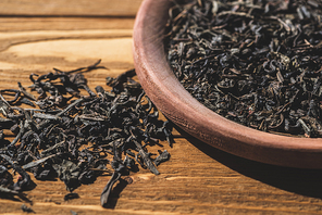 dried 홍차 on wooden table in kitchen