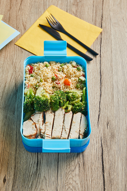 유토이미지 Selective focus of tasty risotto with broccoli and chicken in