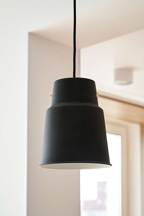 유토이미지 black lamp hanging near white walls in apartment