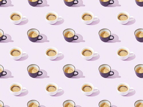 cups of fresh coffee on violet, seamless background pattern