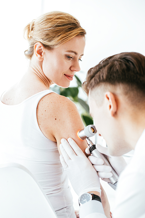 유토이미지 Dermatologist In Latex Gloves Holding Dermatoscope While