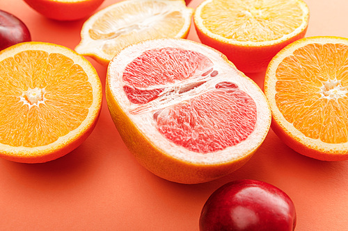 Selective focus of citrus halves and apples on orange