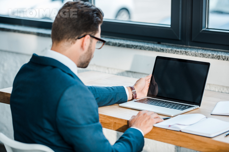 유토이미지 | selective focus of laptop with blank screen near businessman in office
