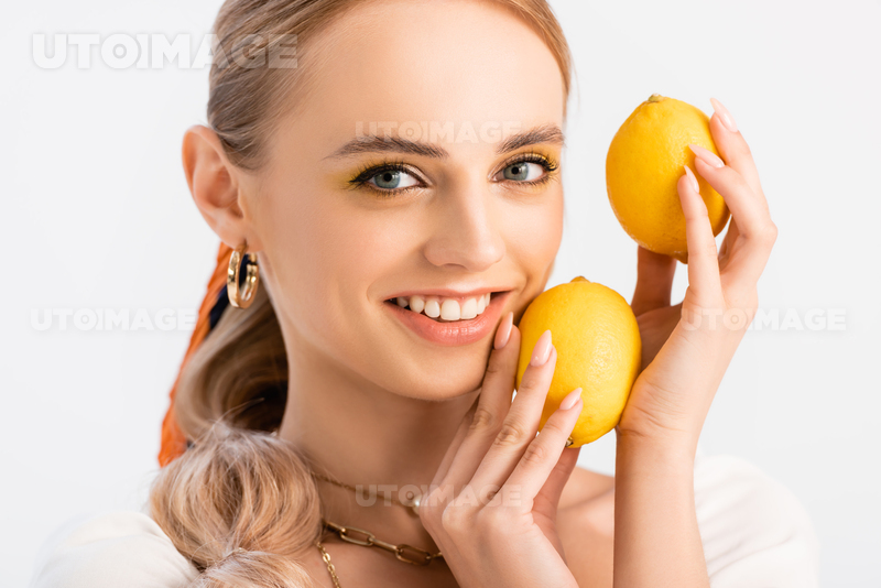 유토이미지 | blonde woman posing with yellow lemons isolated on white