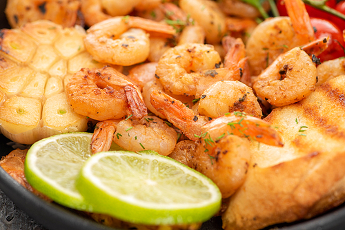 close up view of fried shrimps with lime