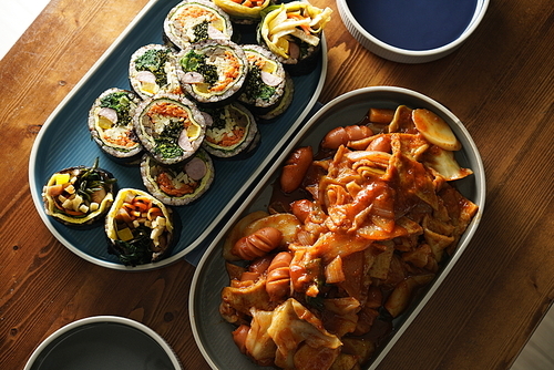 김밥, 소세지, 떡볶이, 햄, 음식, 접시, 먹거리, 식사, 분식,요리, 끼니, 간식,
