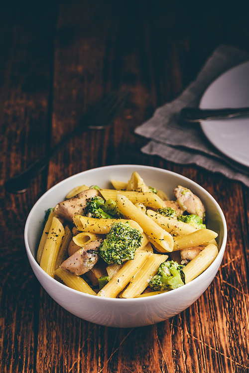Creamy whole wheat pasta with chicken and broccoli