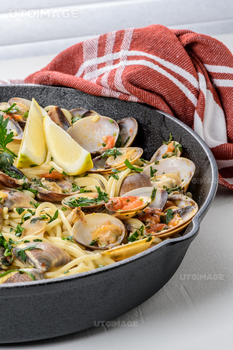 유토이미지 | Traditional Italian Seafood Pasta With Clams Spaghetti Alle ...