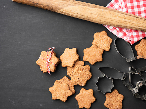 baked star-shaped gingerbread cookie, top view