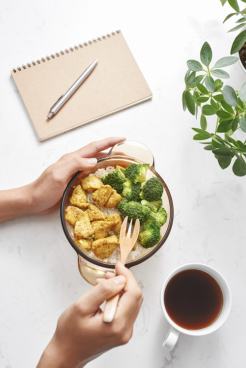 working with a coffee break in the daytime. with lunch . topped with stir-fried chicken and broccoli, coffee. with my favorite notebook.