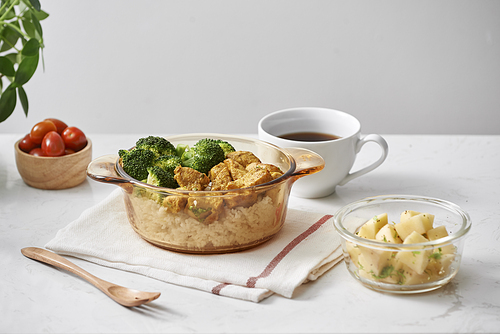 lunch . topped with stir-fried chicken and broccoli, coffee in the daytime