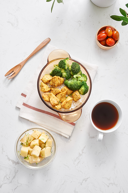 lunch . topped with stir-fried chicken and broccoli, coffee in the daytime