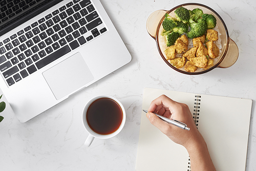 working with a coffee break in the daytime. with lunch . topped with stir-fried chicken and broccoli, coffee. with my favorite notebook.