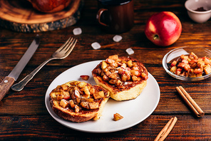 French toasts with apple caramelized with cinnamon