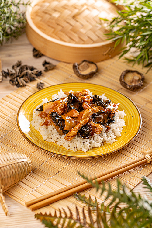 Chicken with bamboo and jelly ear in spicy sauce served with rice