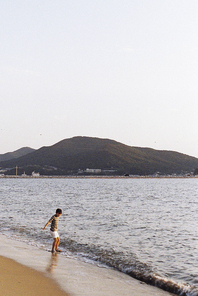 물놀이하는 해변의 어린이
