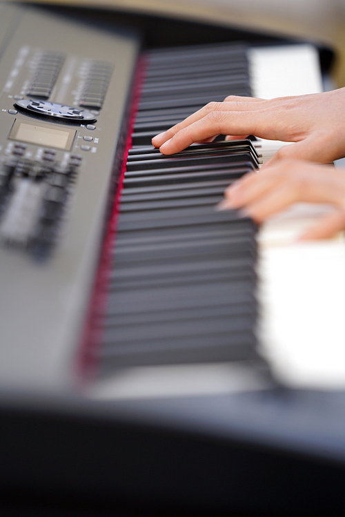전자오르간(디지털 피아노)을 연주하는 여인