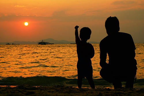 태국 파타야 해변, 일몰을 감상하는 아빠와 아들, 사람도 풍경이다!