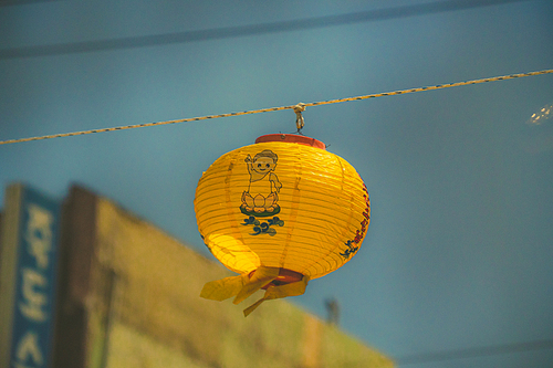 부처님 오신 날 동자승 그려진 연등 사진