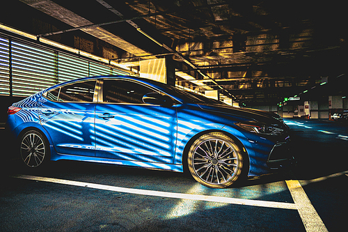줄무니 빛을 받은 파란색 자동차 사진3