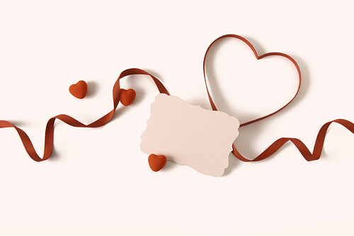 발렌타인데이 하트 빨강색 리본과 분홍색 카드 카피스페이스 백그라운드