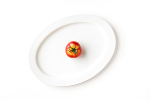 화이트 바탕에 토마토 하나가 있는 흰색 화이트 타원형 접시 탑뷰