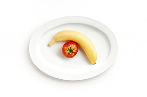 화이트 바탕에 토마토와 바나나가 있는 흰색 화이트 타원형 접시 탑뷰
