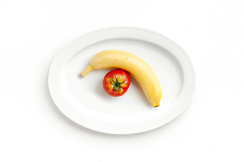 화이트 바탕에 토마토와 바나나가 있는 흰색 화이트 타원형 접시 탑뷰